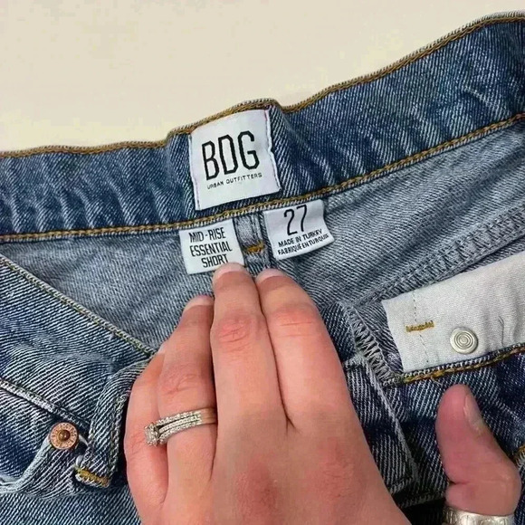 Urban Outfitters BDG Mid Rise Essential Denim Jean Shorts Women's 27 Distressed - Picture 3 of 5